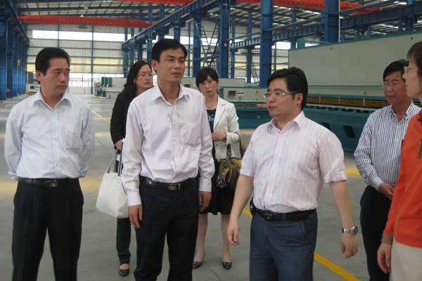 安徽省商务厅副厅长杨本清观察中德机床 安徽省商务厅副厅长杨本清观察中德机床