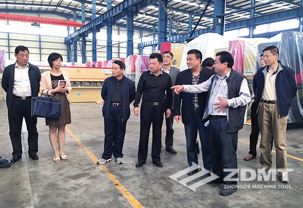 马鞍山市政协副主席魏正平来我公司观赏考查2 马鞍山市政协副主席魏正平来我公司观赏考查2