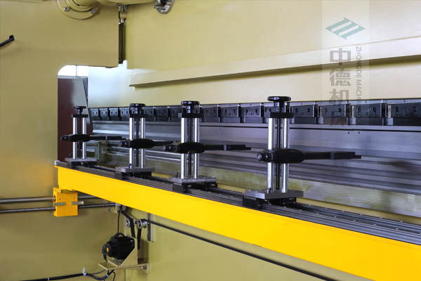 ZDP-20050高精度滚珠丝杆后档料布局,可调式4组档指,手摇起落,可顺应差别模具;横梁双线轨设想,零游隙.jpg ZDP-20050高精度滚珠丝杆后档料布局,可调式4组档指,手摇起落,可顺应差别模具;横梁双线轨设想,零游隙.jpg